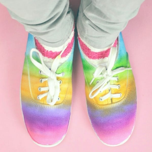 Me encantan mis nuevos tennis arco iris!!! Los hice conhellip